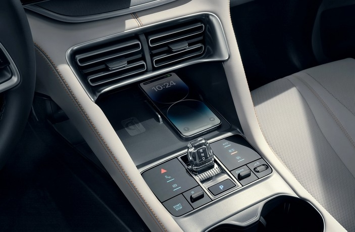 BYD SONG PLUS EV Беспроводная зарядка для смартфона